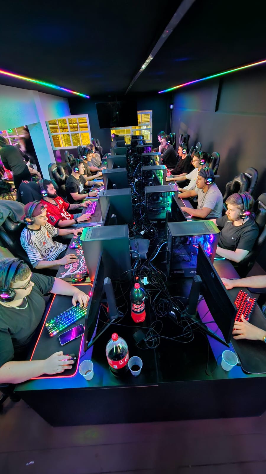 Corujão FIRE Blumenau · madrugadas gamer com PCs RTX e iluminação RGB