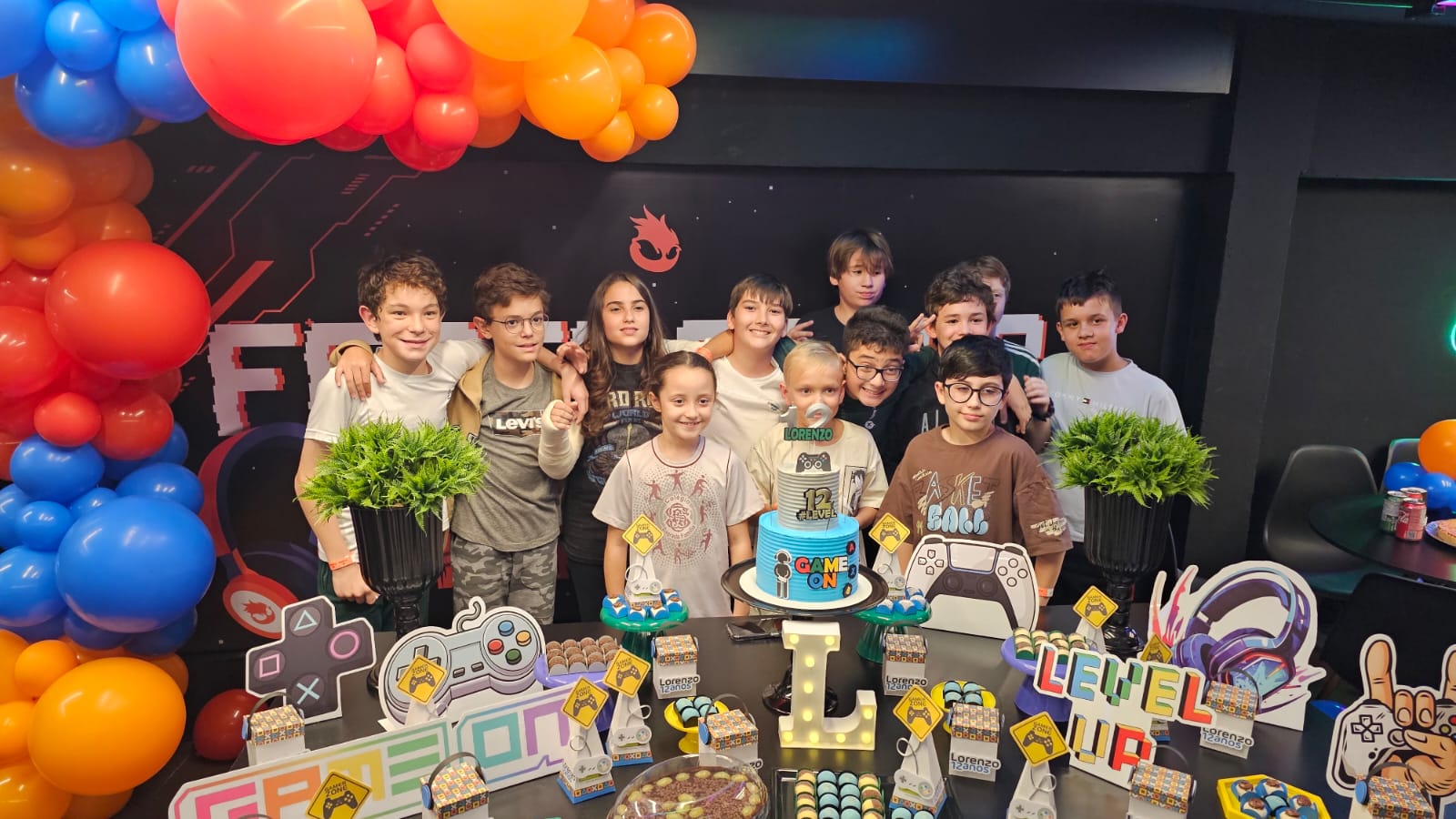 Festa infantil gamer na FIRE Blumenau · estrutura completa com decoração temática, bolo e plataformas