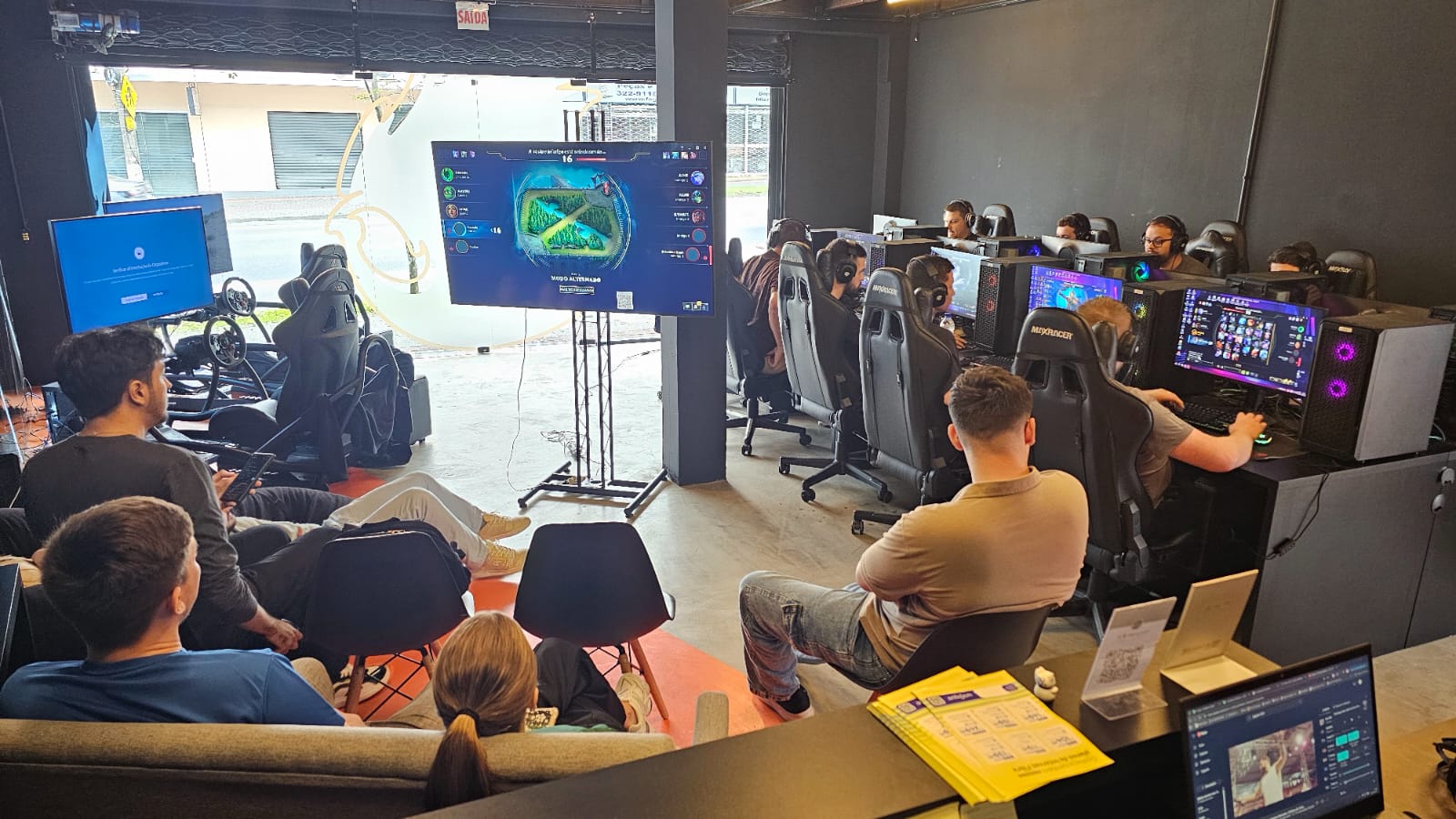 Game House FIRE Blumenau · PCs gamer, consoles, VR e cockpit em ambiente climatizado